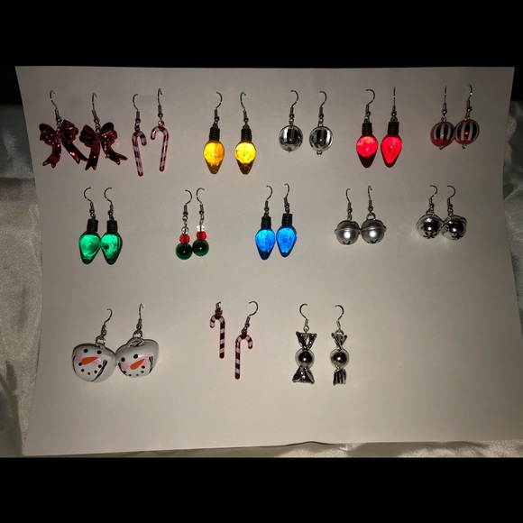 Red Bow Christmas earrings Fun & Festive NEW - Picture 5 of 5